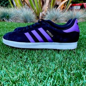 Black Adidas Gazelle / purple stripe